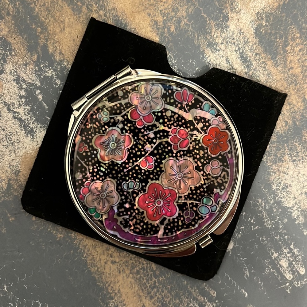Compact mirror